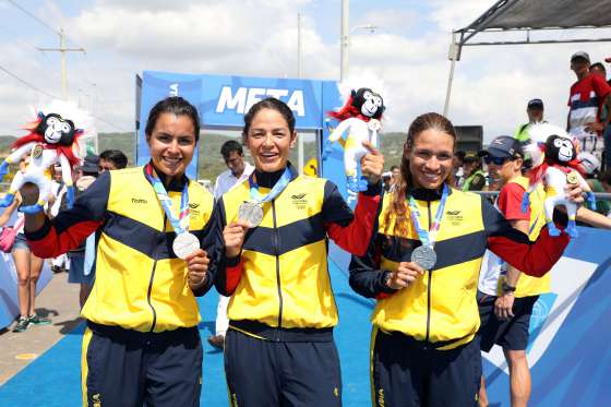 Deportistas colombianas sosteniendo trofeos 