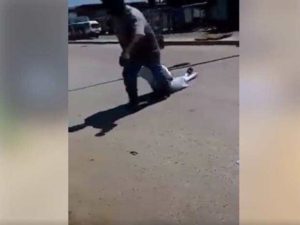 Hombre arrastrando a mujer tras estar tomando licor 