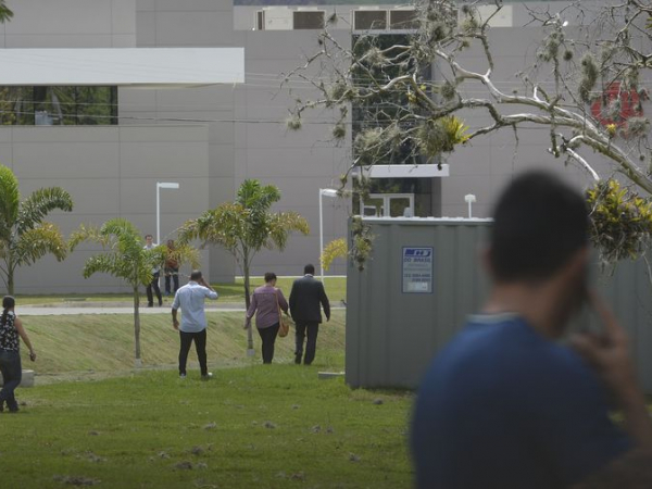 Pessoas andando em um campo