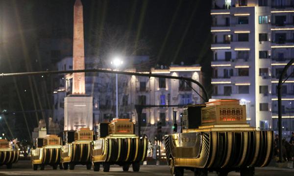 image for Momias de faraones desfilan por las calles de El Cairo hacia un nuevo museo