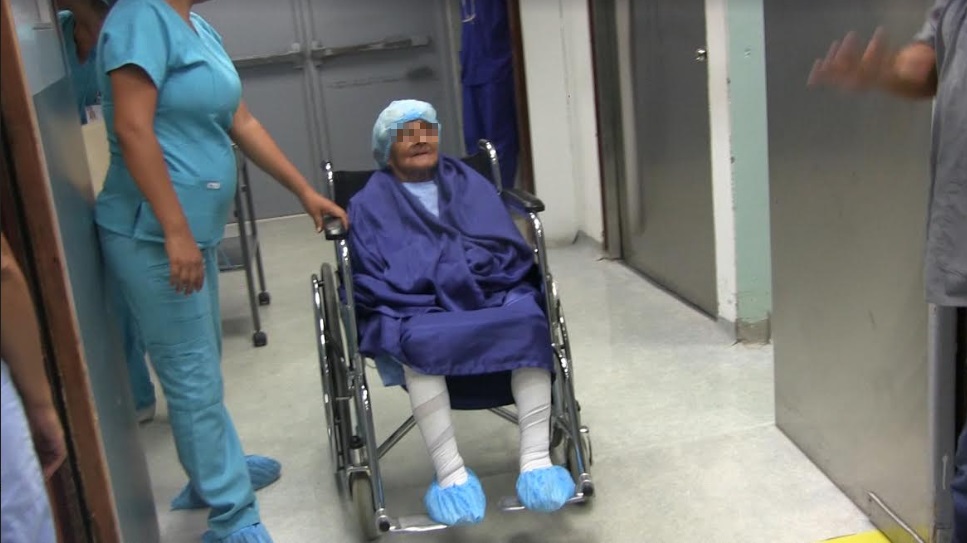 Señora de 98 años en una silla de ruedas despues de ser operada