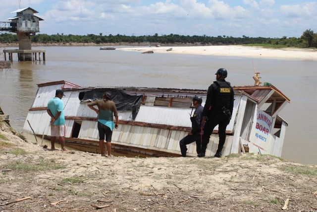 image for Hundimiento de barcaza afectó el abastecimiento de agua potable