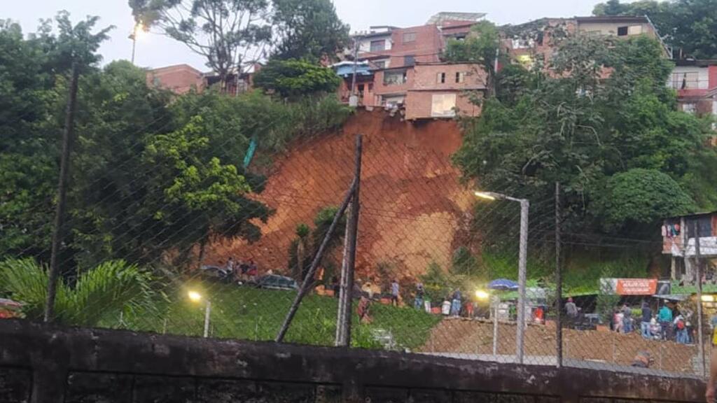 image for Viviendas  evacuadas por derrumbe en Palos Verdes