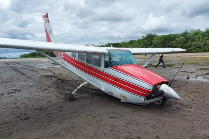 image for Avioneta SARU aterriza de emergencia sobre playa