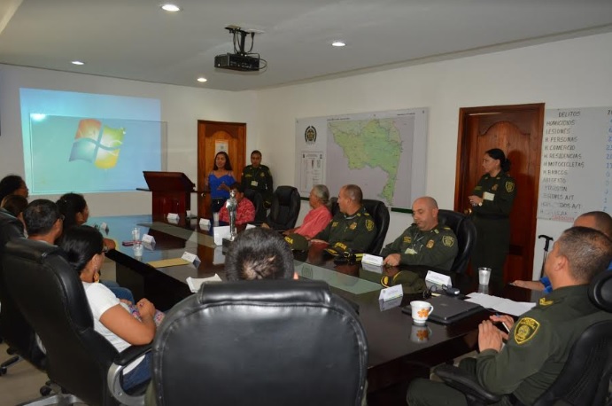 Personas en una oficina en reunion para la red de participación cívica