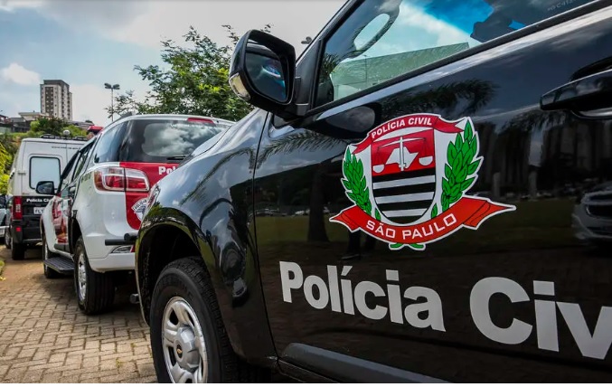 Carros de polícia alinhados na rua