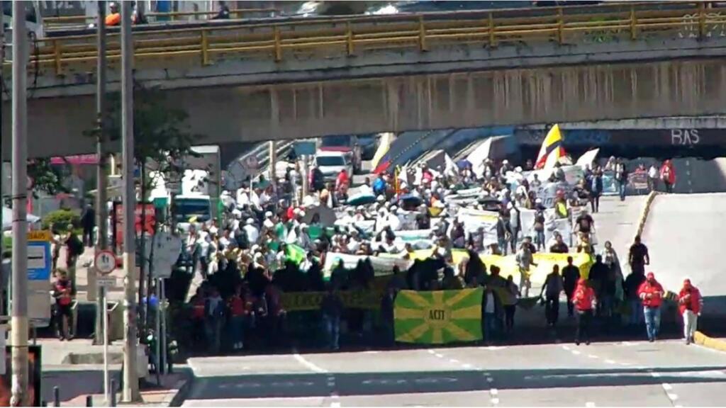 image for Por manifestaciones de campesinos estaciones de transmilenio estan cerradas