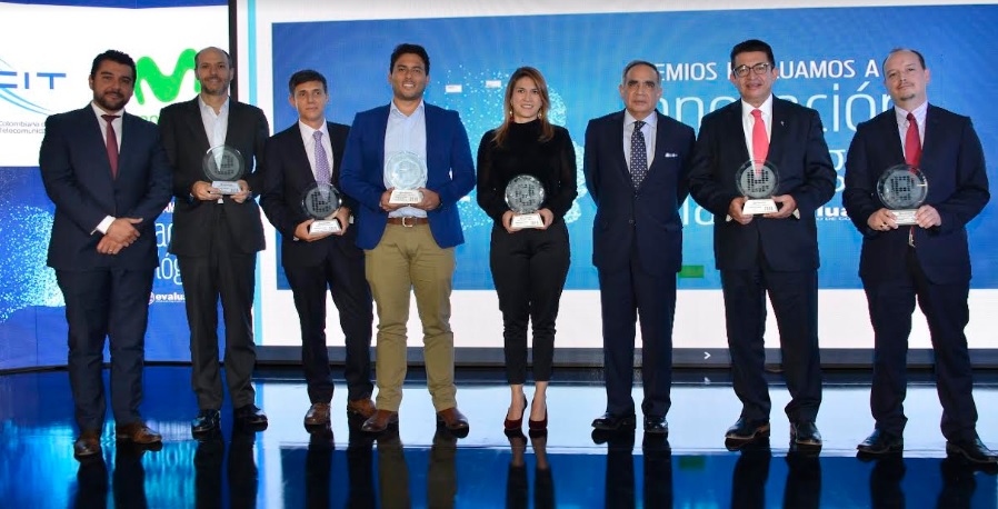 Personas en una tarima recibiendo premios