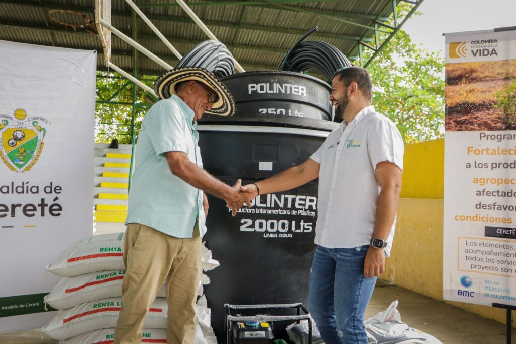 image for Entregan tanques de agua y equipos a 50 productores agrícolas de Cereté