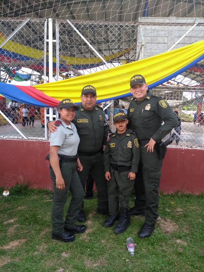 Carlos Andres Coello al lado de tres personas