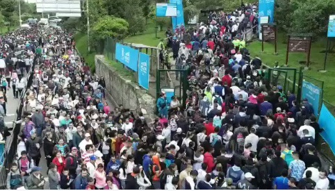 Personas en multitud subiendo Monserrate 