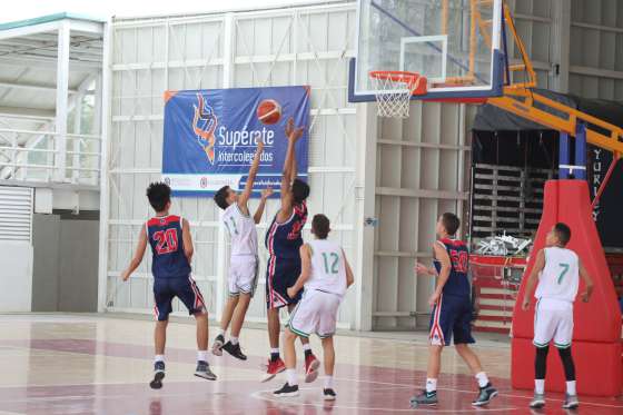 Jovenes jugando baloncesto