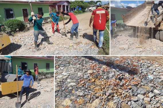 Pessoas em uma rua fazendo obras