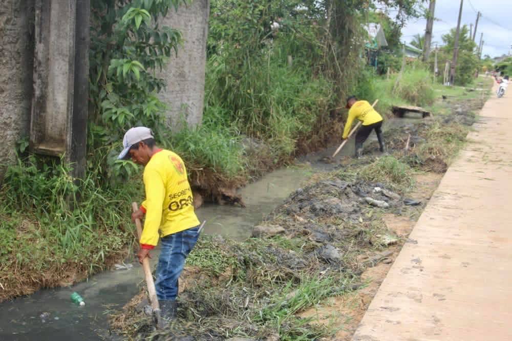 image for Serviço de Limpeza de valas melhorando o escoamento na Rua Sebastião Cosme