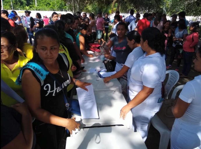 Pessoas reunidas em atividades educativas