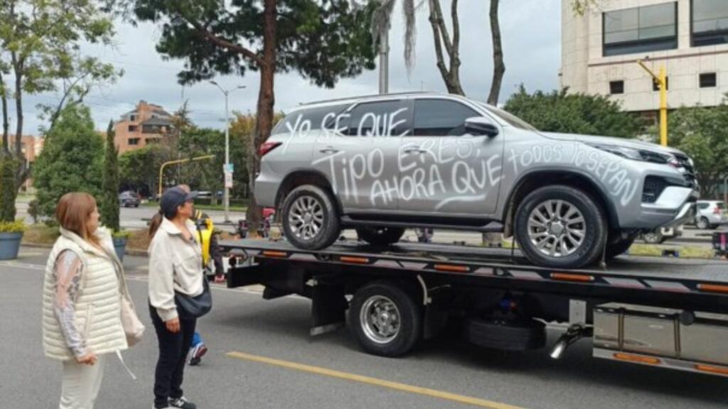 image for Camioneta en Bogota fue rayada por una supuesta infidelidad