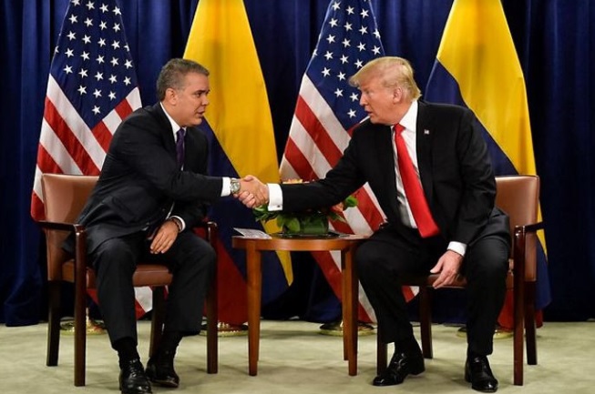 Trump y Duque estrechando las manos