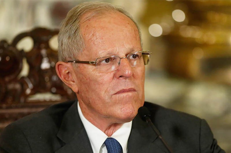 Expresidente Kuczynsk en foto de terno