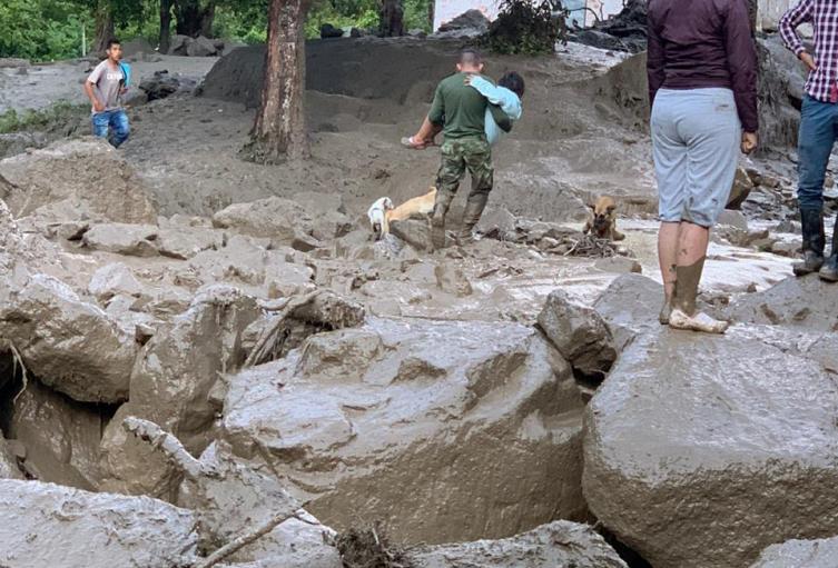 image for Desbordamiento de río en Tolima deja siete muertos y ocho desaparecidos 