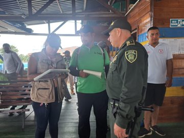CON LA DIMARCOLOMBIA Y LA SECRETARÍA DE TURISMO MUNICIPAL, LA POLICÍA NACIONAL A TRAVÉS DE LA PROTECCION PONALEN LETICIA, DESARROLLA CONTROLES A QUIENES SE DEDICAN AL TRANSPORTE FLUVIAL. POR UN TURISMO SEGURO EN LA SEMANA MAYOR, ESTAMOS