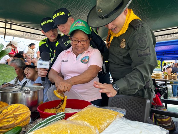 POLICIA NACIONAL GARANTIZA SEGURIDAD EN EL MERCADO CAMPESINO  DE LETICIA