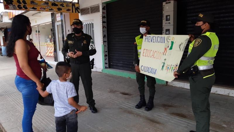 POLICÍA EN AMAZONAS PATRULLA LAS CALLES Y DA RECOMENDACIONES CONTRA LOS DELITOS EN JORNADA COMERCIAL