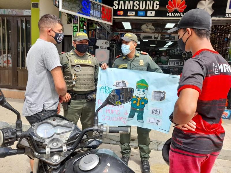 SENSIBILIZAMOS A LOS CIUDADANOS EN EL CENTRO DE LETICIA CON CAMPAÑAS PARA NO CAER EN EL HURTO A PERSONAS  