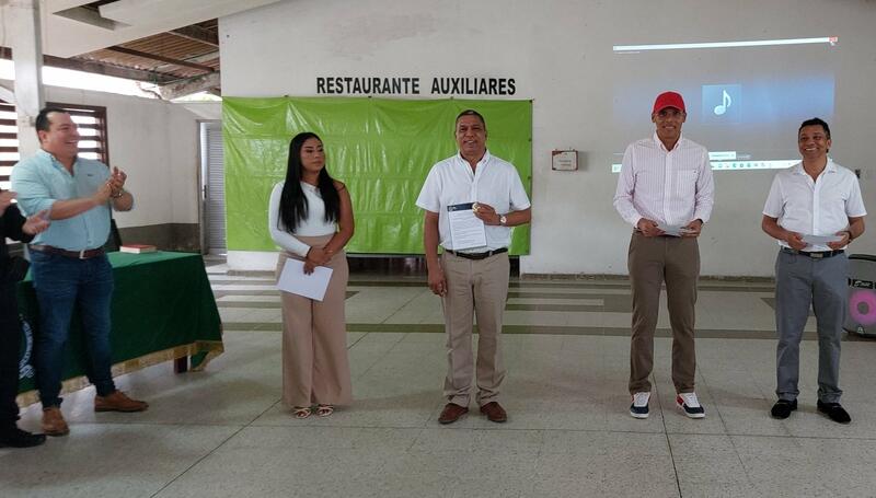 POLICÍA HACE RECONOCIMIENTO A CIUDADANOS QUE BRINDARON AYUDA A UNIFORMADO QUE SUFRIO SINIESTRO VIAL EN SERVICIO