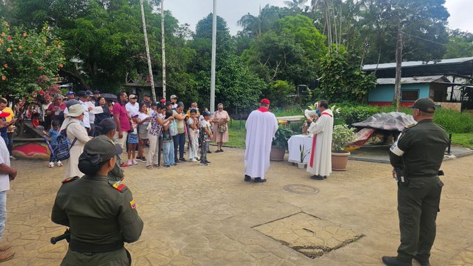 LA POLICÍA NACIONAL EN EL MUNICIPIO DE PUERTO NARIÑO, GARANTIZA LA SEGURIDAD EN LAS DIFERENTES ACTIVIDADES LITÚRGICAS QUE SE LLEVAN A CABO EN SEMANA SANTA, ACOMPAÑANDO LA REPRESENTACIÓN DEL VIACRUCIS DE ESTE VIERNES SANTO POR LAS CALLES DEL PESEBRE NATURA