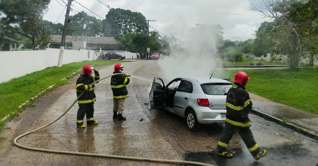 Carro pega fogo na descida do Brilhante