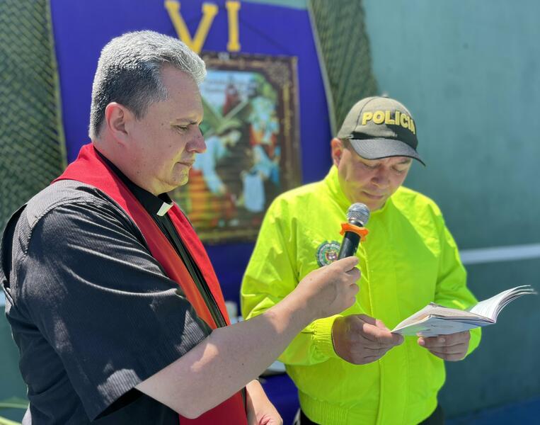 CON NUESTROS AUXILIARES DE POLICÍA, EL COMANDO DEPARTAMENTO DE POLICIAMAZONASY EN COORDINACIÓN DEL CAPELLÁN DE LAS FUERZASMILCOL PRESBÍTERO JUAN CARLO GUAYACÁN, SE REALIZÓ LA REPRESENTACIÓN DEL VIERNES SANTO.