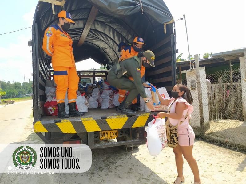 LA POLICIA ENTREGA AYUDAS HUMANITARIAS  ALA COMUNIDAD SAN SEBASTIAN 