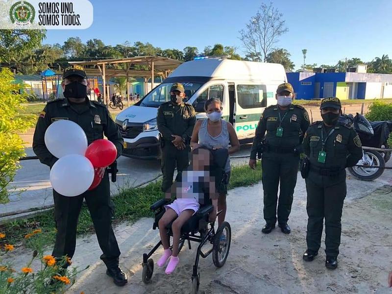 POLICÍA EN LETICIA CONSIGUE SILLA DE RUEDAS PARA NIÑA CON PROBLEMAS DE MOTRICIDAD