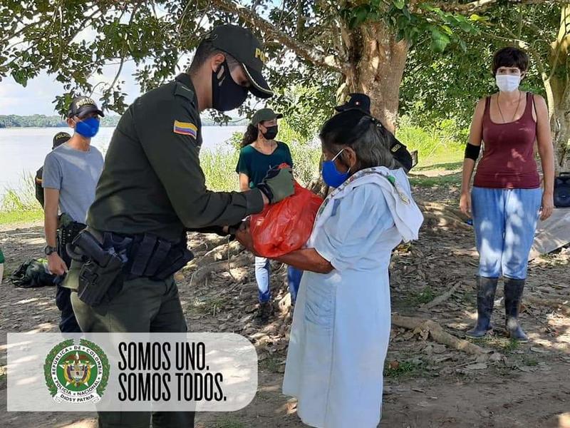 POLICÍA NACIONAL SE SOLIDARIZA CON LAS COMUNIDADES INDÍGENAS DEL VECINO PAÍS EN PERÚ 