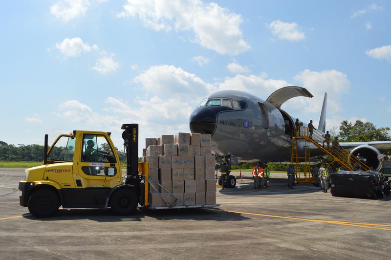 Más de 24 toneladas de ayudas humanitarias fueron transportadas por su Fuerza Aérea Colombiana a la Amazonía
