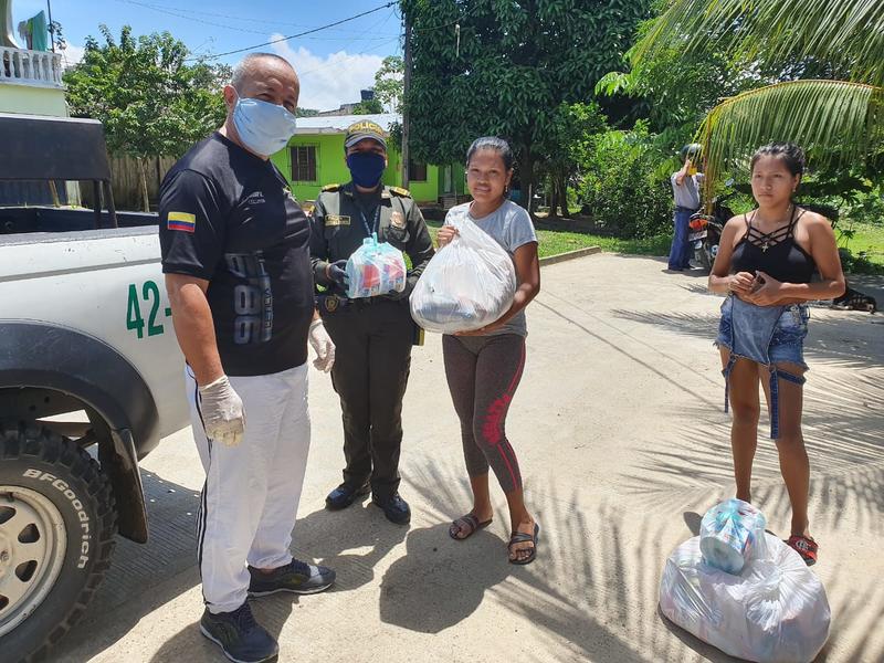 LA RADIO POLICÍA 98.9 FM Y CIUDADANOS VOLUNTARIOS GENEROSOS  DONAN Y ENTREGAN AYUDAS HUMANITARIAS A FAMILIAS NECESITADAS 