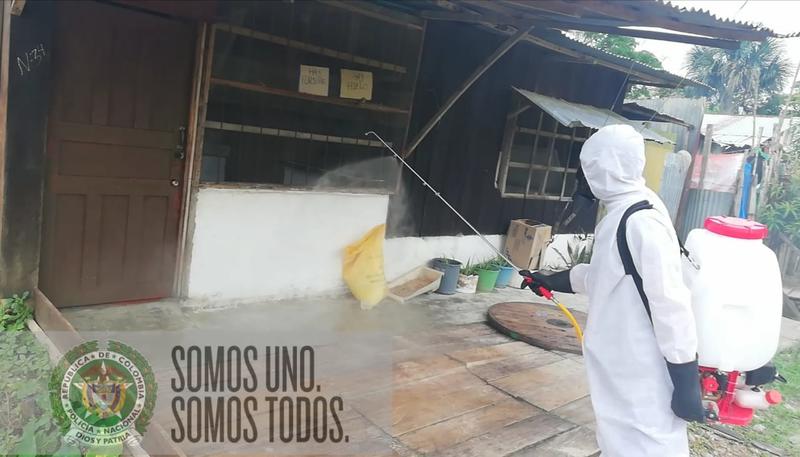 CON FUMIGACIÓN A VIVIENDAS POLICÍA EN EL AMAZONAS INTENSIFICA OFENSIVA CONTRA COVID19 