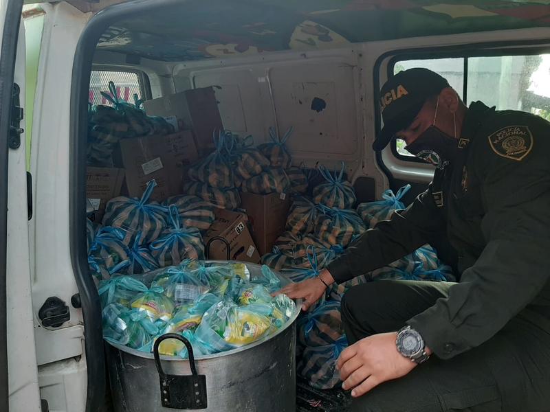 POLICÍA ENTREGA MERCADOS A LOS HOGARES MÁS NECESITADOS EN LETICIA Y COMUNIDADES INDÍGENAS