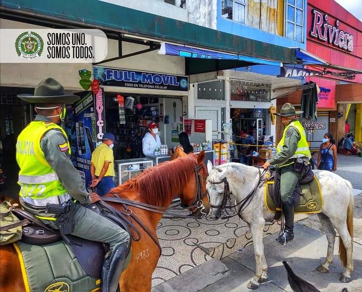 DE LA POLICÍA EN LETICIA LLEVÓ SU OFERTA INSTITUCIONAL AL SECTOR DE LA PLAZA DE MERCADO DEL MUNICIPIO 