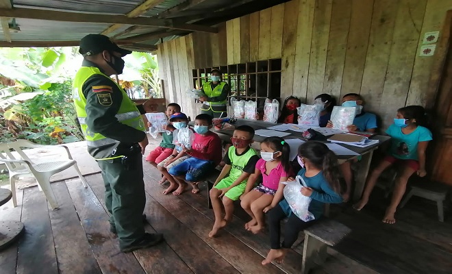 ENTREGAMOS LIBROS Y ÚTILES ESCOLARES A NIÑOS Y NIÑAS DE UNA COMUNIDAD ÍNDIGENA A LA RIBERA DEL RÍO AMAZONAS