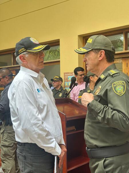 VISITA DEL MINISTRO DE DEFENSA Y EL DIRECTOR DE LA POLICÍA NACIONAL 