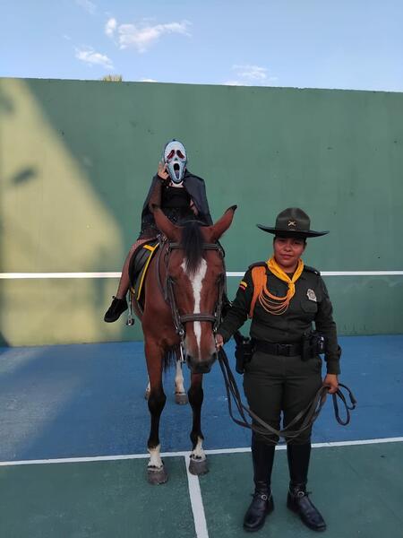 EN EL DÍA DULCE, LOS CARABINEROS ENSEÑAN A PROTEGER LA FLORA Y FAUNA