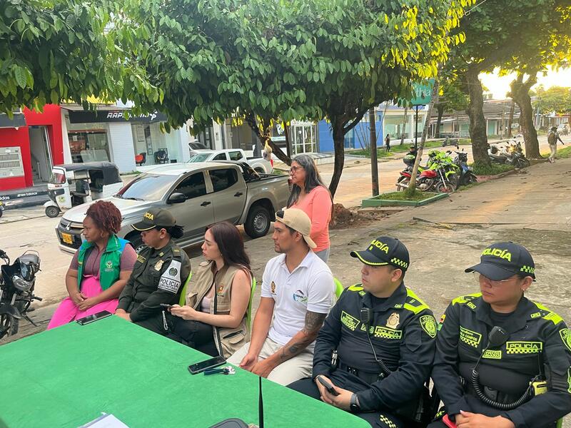 POLICIA NACIONAL ESCUCHA A LOS CIUDADANOS DE LA  CALLE 7 