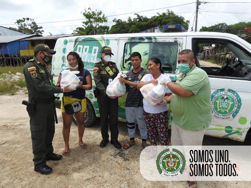 LA RADIO POLICÍA EN EL AMAZONAS SE UNE CON EL COMERCIO EN LA ENTREGA DE AYUDAS HUMANITARIAS DE EMERGENCIAS 