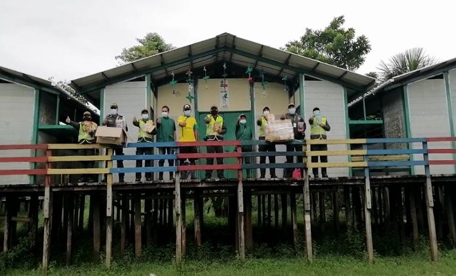 ENTREGAMOS LIBROS Y ÚTILES ESCOLARES A NIÑOS Y NIÑAS DE UNA COMUNIDAD ÍNDIGENA A LA RIBERA DEL RÍO AMAZONAS