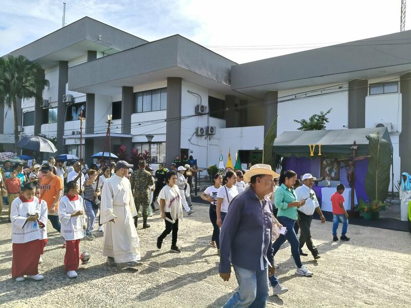 LA POLICÍA AMAZONAS, SIGUE GARANTIZANDO LA TRANQUILIDAD DE LOS FELIGRESES EN LA SEMANA MAYOR. AL IGUAL QUE EN CADA UNO DE LOS DIFERENTES CENTROS RELIGIOSOS, LA POLICÍA NACIONAL, ACOMPAÑÓ EL VIACRUCIS EN LA REPRESENTACIÓN DE LA VI ESTACIÓN.