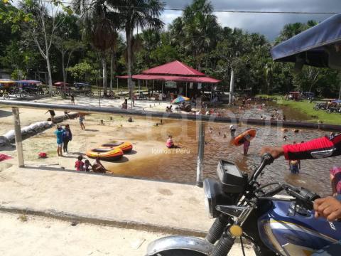 Moto carro pasando por puente en Balneario Corrientillo