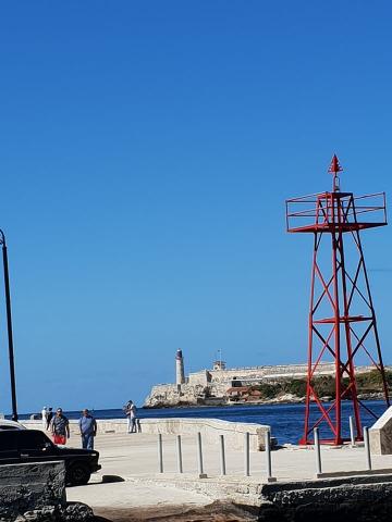 Torre a orilla del mar