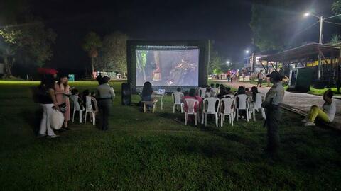 CINE AL PARQUE EN PUERTO NARIÑO - AMAZONAS