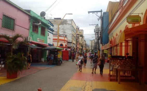 Pessoas andando pelas ruas de manaus